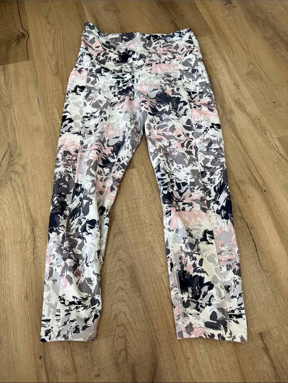 Floral Print Capri Leggings in Pink & Gray